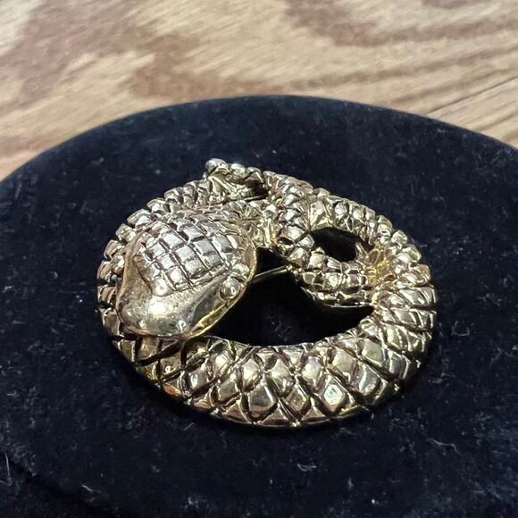 Vintage Gold Tone Coiled Snake Brooch Lapel Pin MCM Unmarked Jewelry - Picture 2 of 9